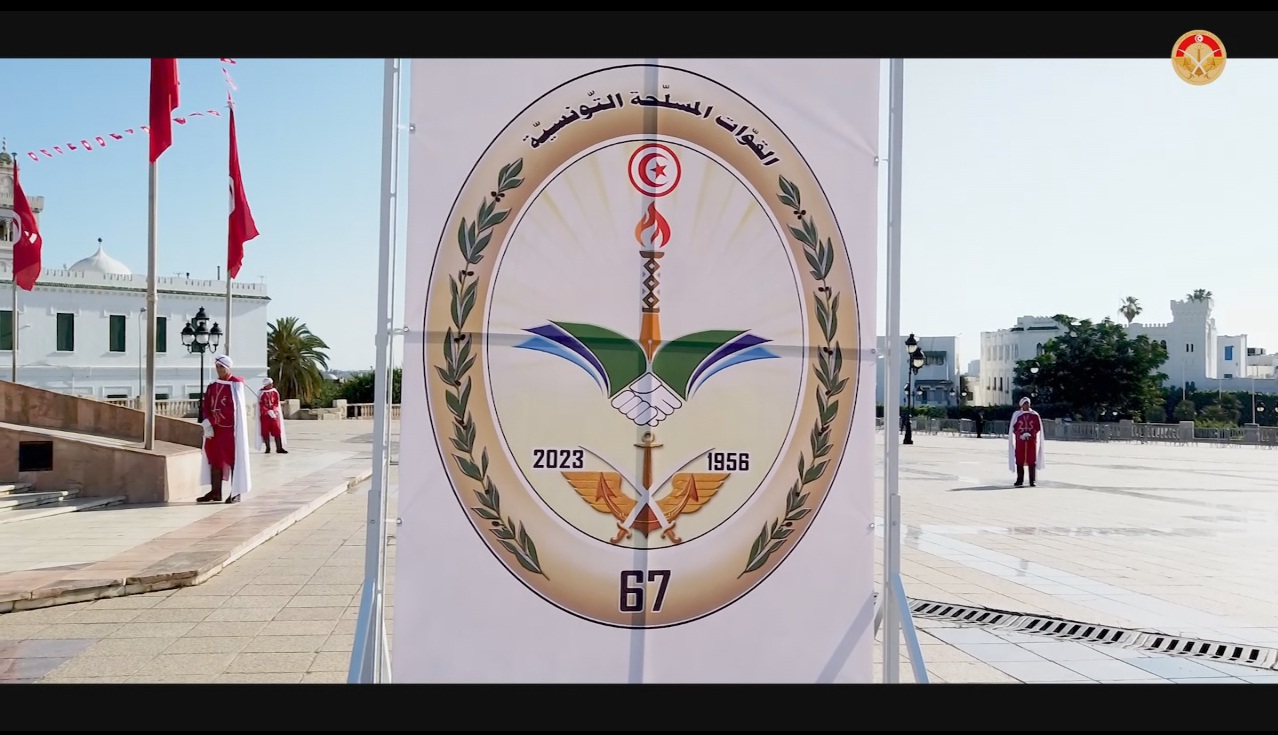 موكب رفع العلم بساحة القصبة